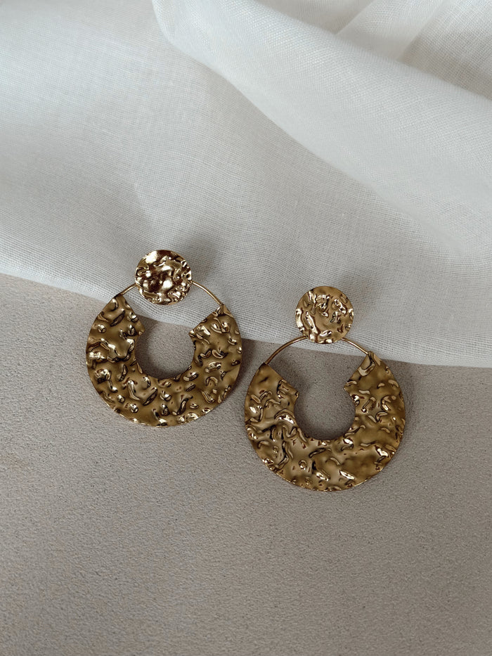 Golden Saga hammered gold earrings detail