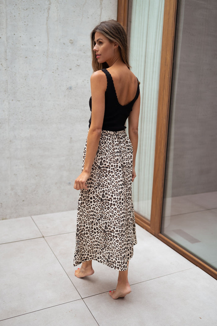 Black ribbed tank side view