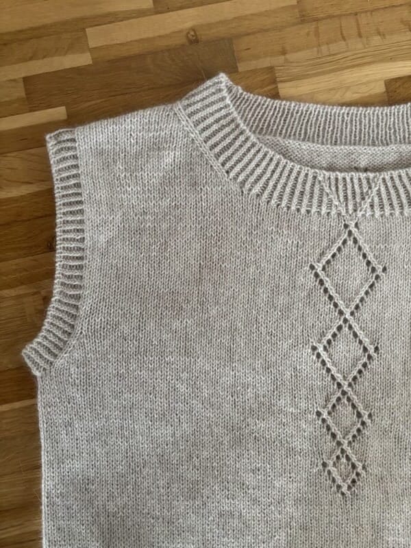 Diamond Line Vest by Siersknit, knitting kit in Önling No 3