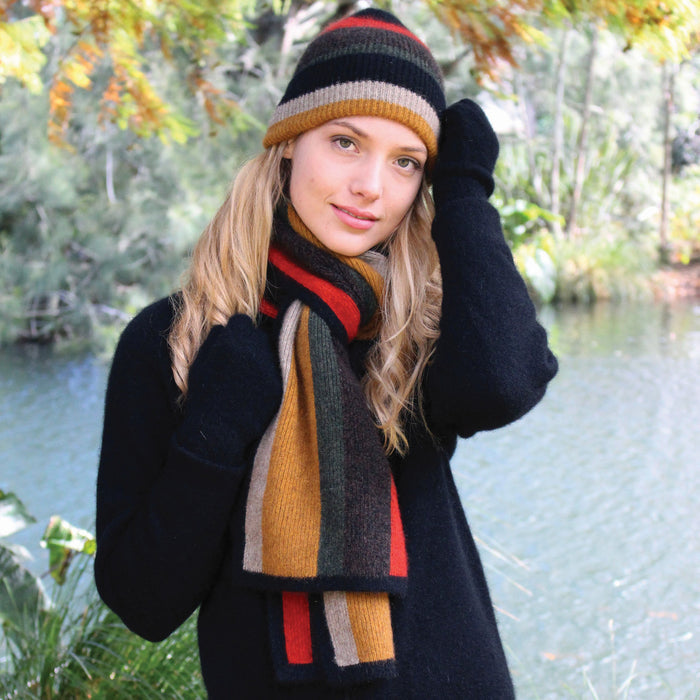 Woman wearing tempo scarf in colour Gold