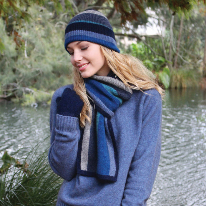 Woman wearing tempo scarf in colour Lagoon