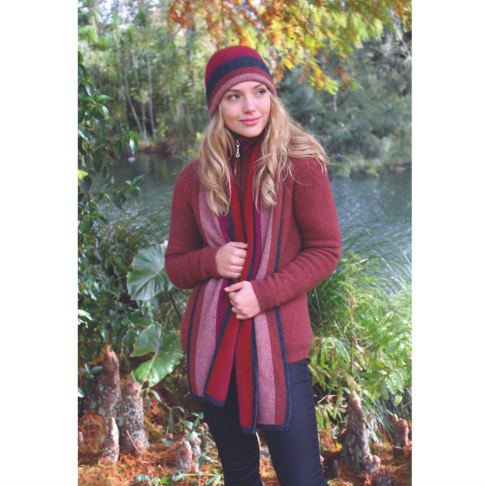 Woman wearing tempo scarf in colour Pink