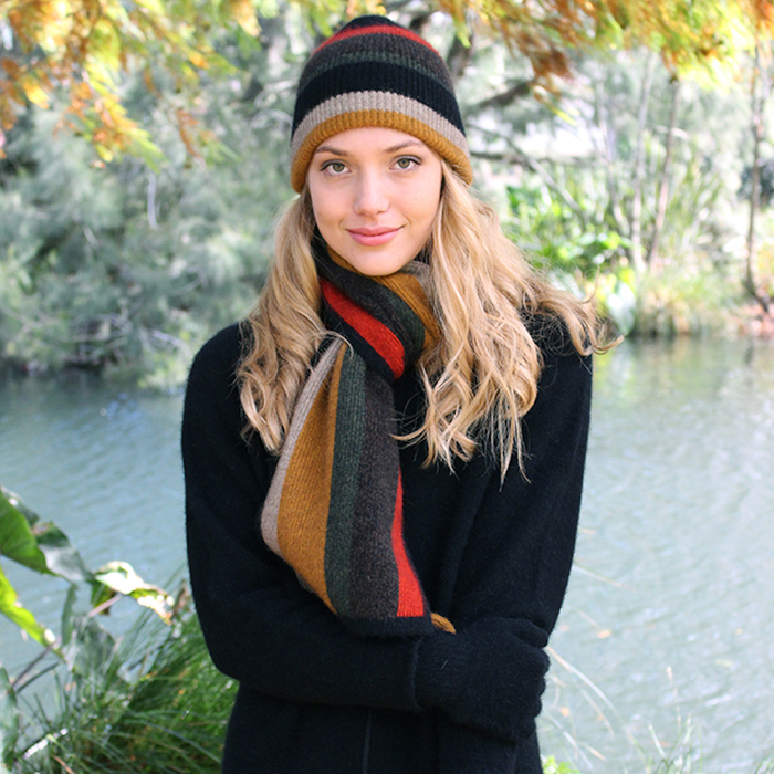 Woman wearing tempo scarf in colour Gold
