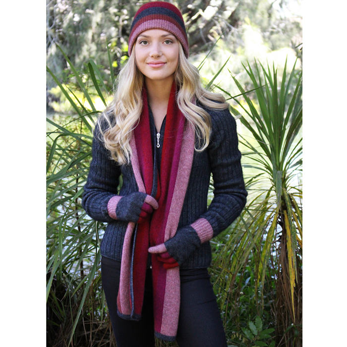 Woman wearing tempo scarf in colour Pink