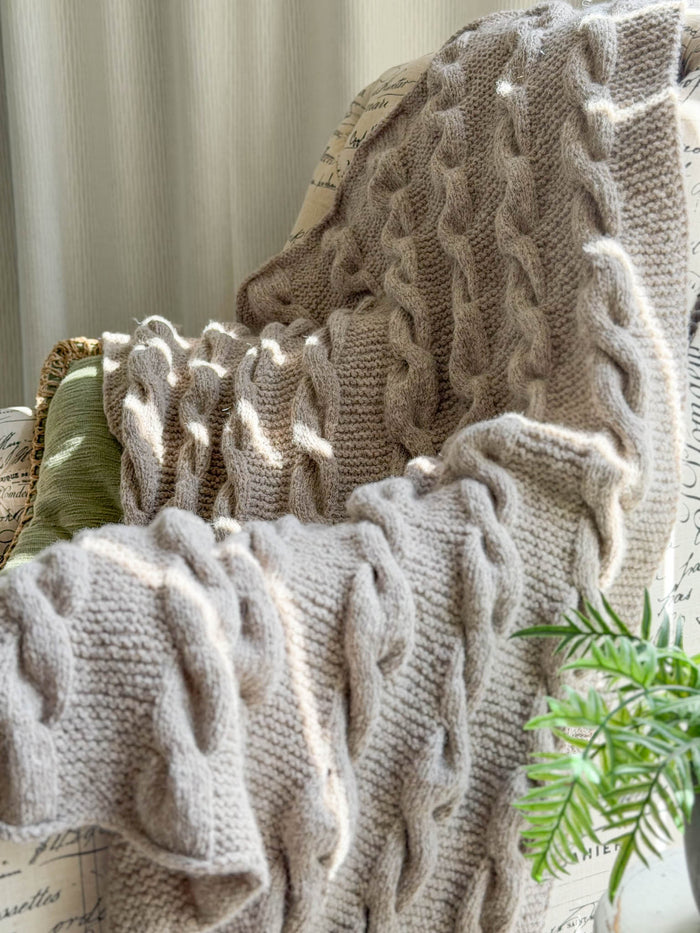 Uno Luscious Cable Throw