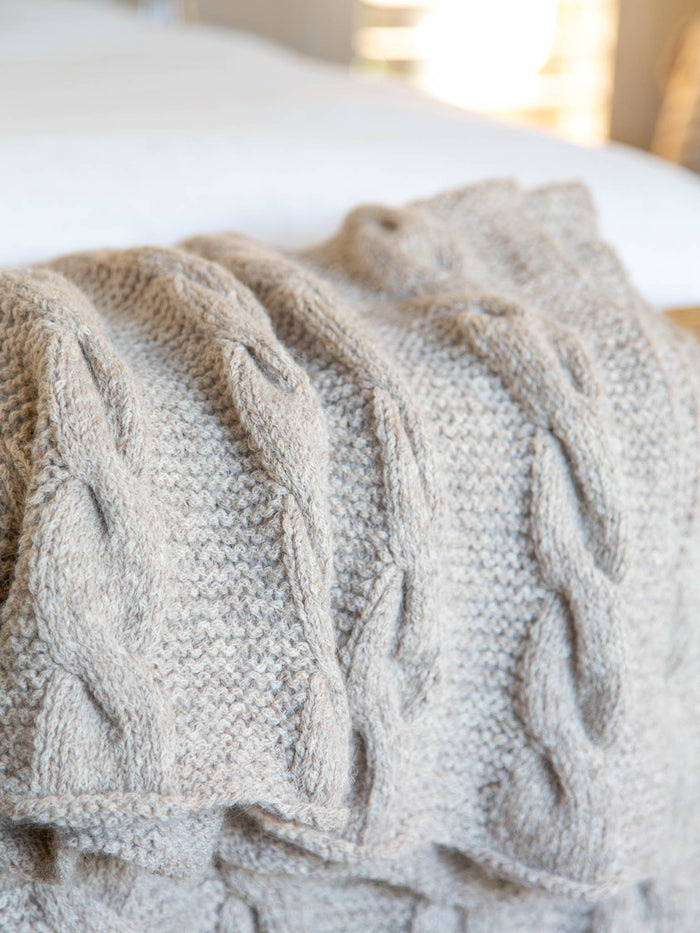 Uno Luscious Cable Throw